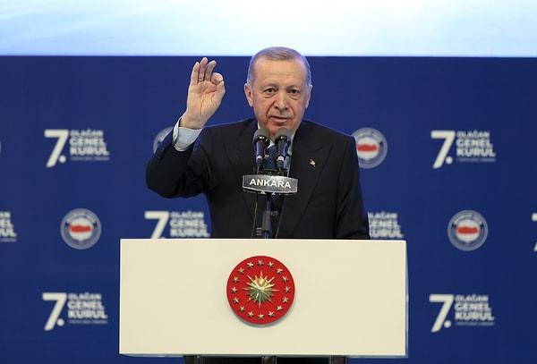 Emekliler hakkında da konuşan Erdoğan, "7 bin 500 liranın üzerinde emekli maaşı alan vatandaşlarımızı da sevindirecek bir güzel haberi, inşallah milletimizle paylaşacağız" ifadelerini kullandı.