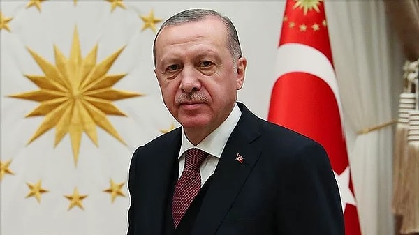 Cumhurbaşkanı Recep Tayyip Erdoğan’ın yurt dışına giden doktorların Türkiye'ye dönmeleri için çağrı yaptığı kamu spotu yayınlandı. Erdoğan yayınlanan kamu spotunda, "Değerli kardeşim, sizi yuvanıza, ülkenize dönmeye davet ediyorum. Bilimsel çalışmalarınız için gereken tüm imkanlar devletimiz tarafından sağlanacaktır." dedi. Erdoğan daha önce de doktorlar için "Gidiyorlarsa gitsinler. Buralar boş kalmayacak” demişti.