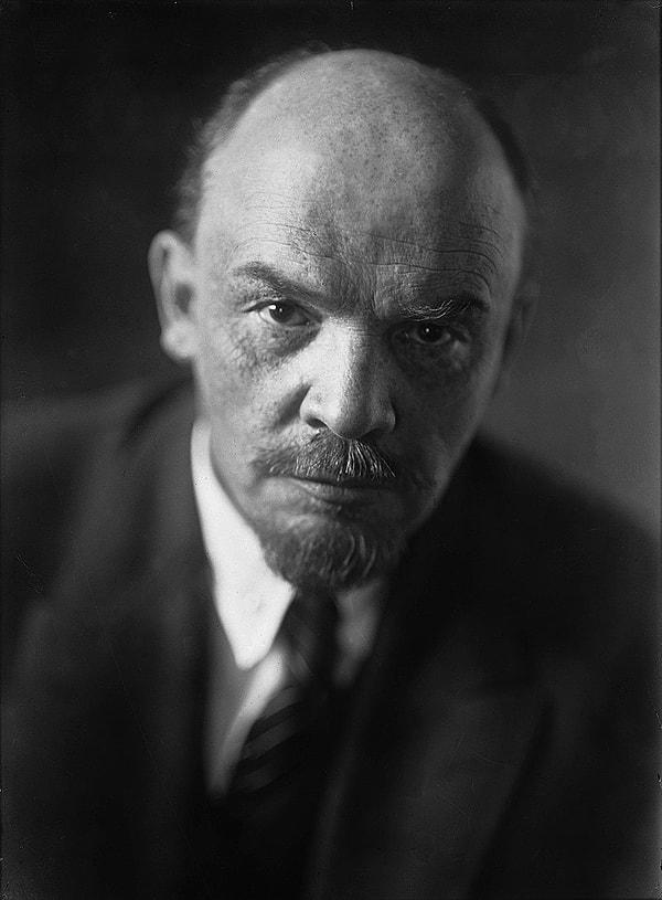 1918'de Lenin, düzenlenen bir suikast girişiminden kurtulsa da ağır yaralandı ve uzun vadede sağlığı etkilendi: 1922'de tam olarak iyileşmediği için felç geçirerek yaşamını yitirdi.