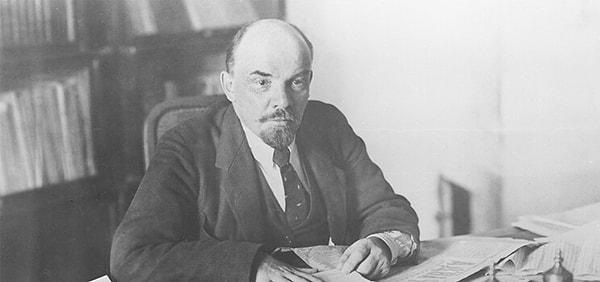 Sovyetler Birliği'nde iç savaşı önlemek ve istikrarı sürdürmek için Lenin'in naaşının sergilenmesine karar verildi.