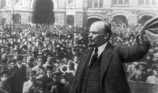 Lenin'in naaşının korunarak sergilenmesi bugün halen bir tartışma konusu: Bazıları bunun 'küçük düşürücü' olduğunu söylerken, diğerleri 'onore edici' olduğunu savunuyor.
