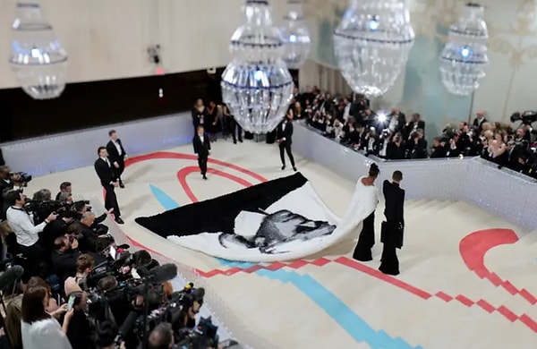Работы Лагерфельда настолько обширны, что все гости смогли хотя бы отдаленно, но «быть в теме»