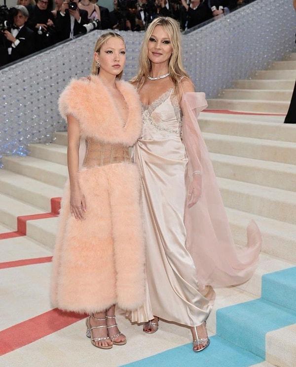 7. Her ikisi de başarılı birer model olan Kate Moss ve Lila Moss, Met Gala'da anne-kız beraber yürüdüler.