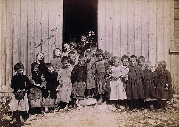 Sanayi öncesi Avrupa'da bu inanış yüzünden bir ailenin doğuştan sakat çocuğu şekil değiştiren olmakla suçlanırdı.