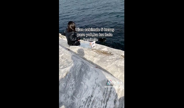 TikTok'ta sevgilisiyle kayalıklarda çektiği videoyu paylaşan kullanıcı "Cebimde 5 kuruş yok ama bu kız hala benimle" yazdı.