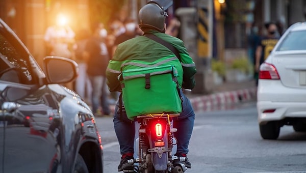 Maalesef özellikle İstanbul, Ankara, İzmir, Bursa gibi büyükşehirler başta olmak üzere her ilde trafik belasıyla uğraşan kuryeler, maalesef ki kullandıkları aracın küçüklüğüne güvenip hem kendilerine hem de diğer sürücülere zor anlar yaşatıyor.