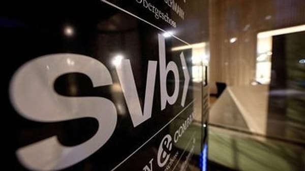 SVB, 21 milyar dolarlık tahvil pozisyonunda yaklaşık 1,8 milyar dolar zarar ederken, sermaye artırımı açıklamasıyla müşterilerinin mevduatlarını çekmek istemesi iflasa neden olmuştu.