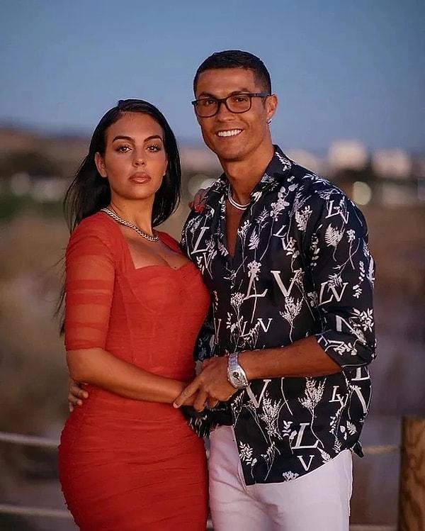 5. Futbol tarihinin yıldız isimlerinden biri olan Cristiano Ronaldo'nun sevgilisi Georgina Rodriguez ile ayrılacakları iddiaları dünya basınında yer buldu. Aşk hayatının sallantıda olduğu iddia edilen dünyaca ünlü futbolcu ayrılıkla ilgili konuya yanıt verdi!