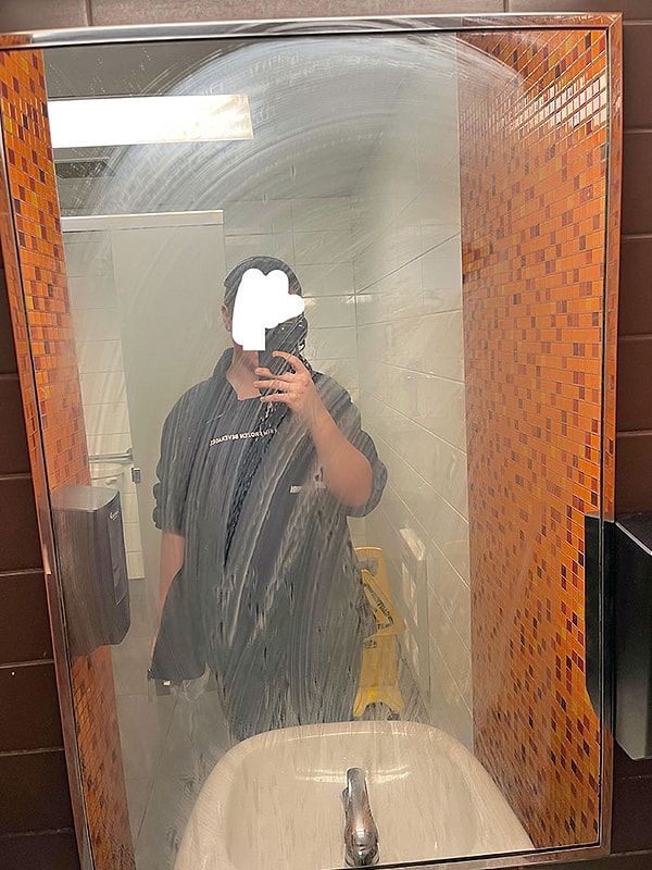 5. «Как мои коллеги „убирают“ туалеты»