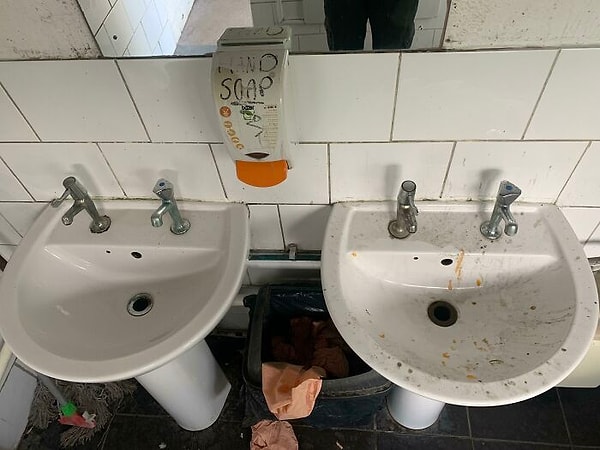 10. «Вот так мой коллега каждый раз оставляет после себя раковину»