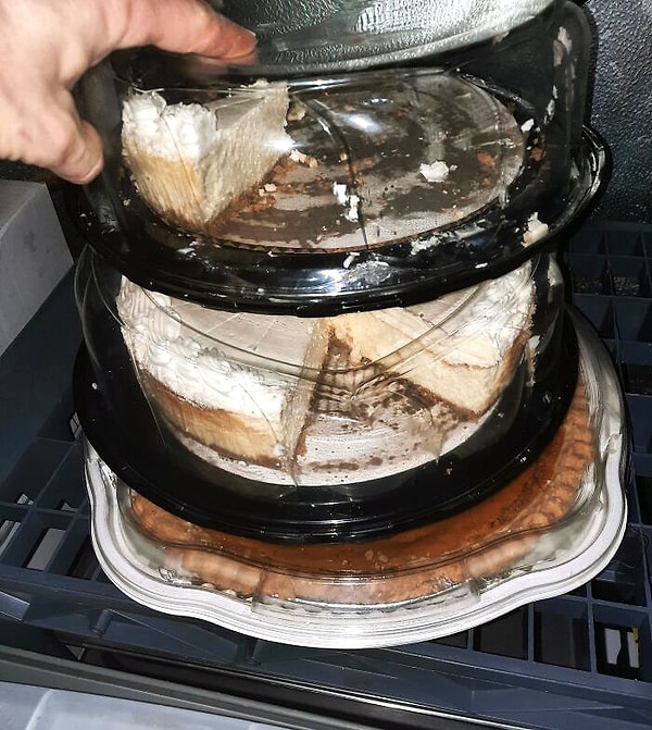 24. «Как можно было оставить один кусок чизкейка и начать резать новый?»