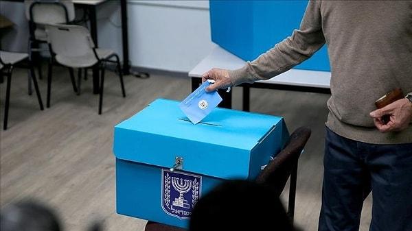 İsrail vatandaşları, yurt dışında ne kadar uzun süreyle yaşamış olurlarsa olsunlar, seçimlerde oy kullanabiliyorlar, ancak oy verme işlemi, sadece ülke içinde yapıldığı için, bu kişilerin oy vermeye ülkelerine gitmeleri gerekiyor.