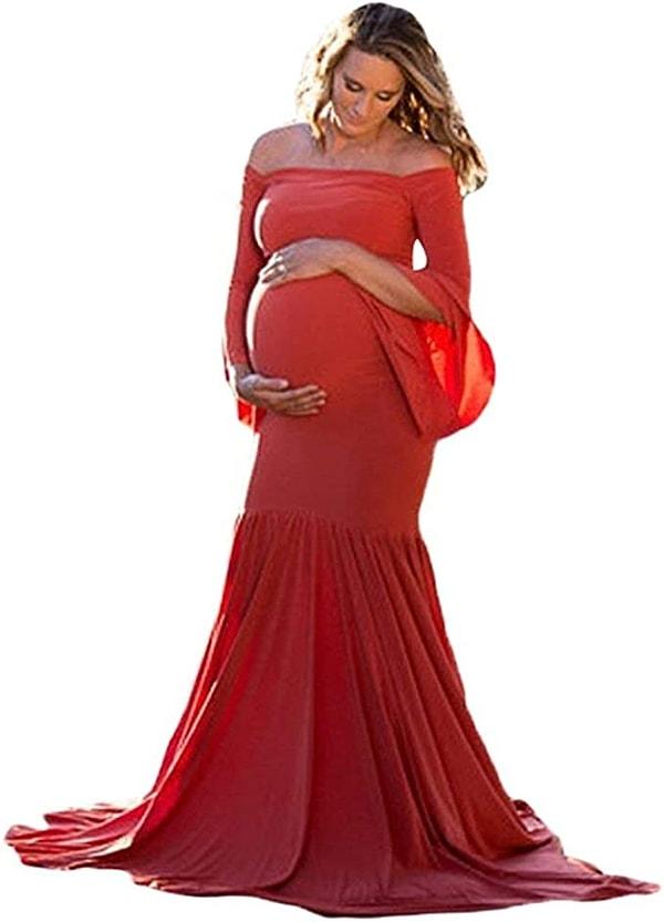 14. Kırmızı renk uzun kollu straplez elbise, hamile kadınlar için çok güzel bir seçenek.