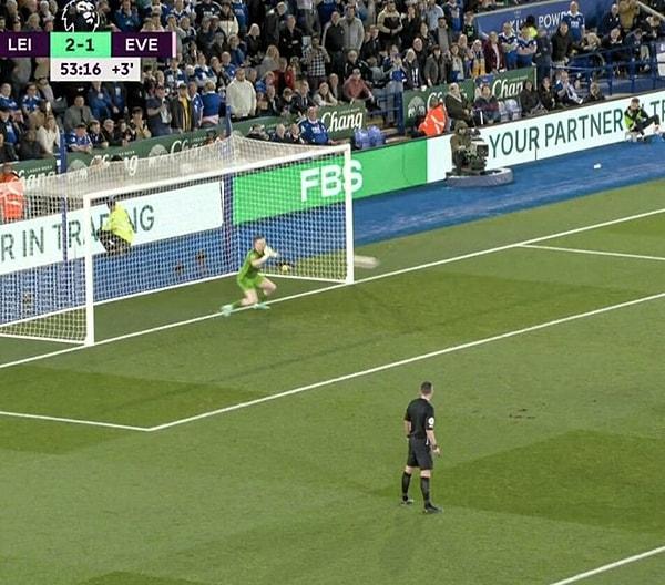 Ligin son sıralarında bulunan Leicester City ile Everton arasındaki mücadelede ev sahibi ekip 2-1 öndeyken, farkı 2'ye çıkarmak adına penaltı kazandı.