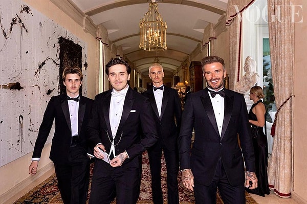 Легендарный английский футболист, который признался, что не может уснуть, не убедившись, что в доме все чисто, сказал: “Я ненавижу спускаться по утрам на первый этаж, потому что внизу везде разбросаны чашки, тарелки и миски. И очень утомительно ходить по дому, чтобы почистить каждую свечу", - поделился он.