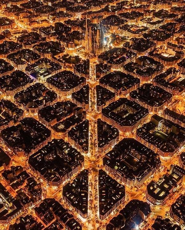 Karşınızda Barselona'nın gece manzarası. Dünyanın en eşsiz şehirlerinden biri olan Barselona nasıl bu kadar gözüküyor?