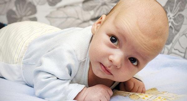 2 aylık bebeklerde yeşil kaka görülmesi aslında normal. Bu aylık bebeklerde yeşil kakanın nedeni anne sütü ile beslenme veya beslenme sürecindeki değişiklikler.
