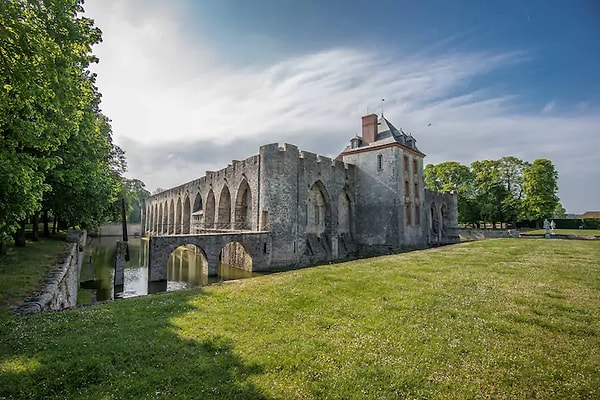 12. Chateau de Farcheville: