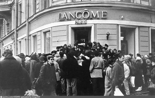 5. Да-да, даже в 1991 году народ штурмовал Lancome.