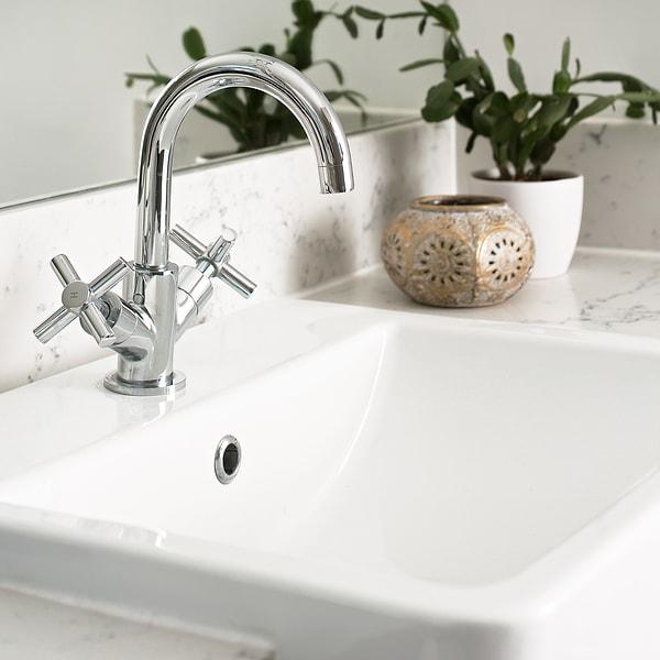 Mutfak veya banyo musluklarında kireç lekelerine herkes rastlıyor. Bu muslukları tertemiz yapacak birçok yöntem var.