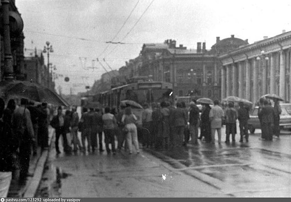 7. А вот и Невский перекрывают, а причина тому табачные бунты (дефицит табака).