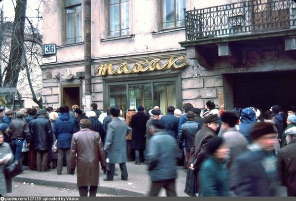 9. А это очередь за табаком на Васильевском острове.