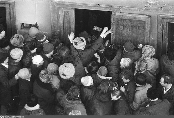 15. Люди толпятся в очереди за водкой в винный магазин на Загородном проспекте у Пяти углов.