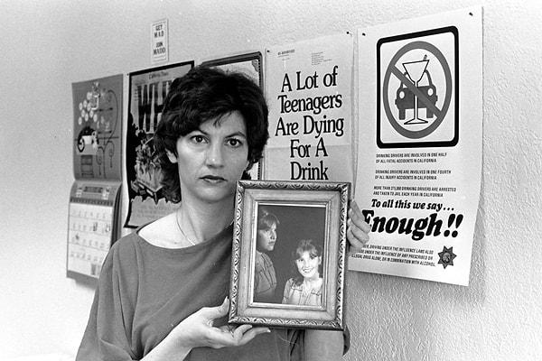 8. 1980'de sarhoş bir sürücü Candy Lightner'ın 13 yaşındaki ikiz kızlarından biri olan Cari'yi öldürdü. Sürücünün daha önce alkollü araç kullanmaktan üç kez mahkumiyeti vardı ve iki gün önce farklı bir vur-kaç suçundan tutuklanmıştı.