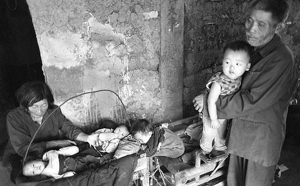 9. Lou Xiaoying, Çin'in Jinhua kentindeki çöpleri karıştırarak geçimini sağlayan fakir bir kadındı. 1972'den itibaren çöpte bulduğu 30 bebeği evlat edindi veya kurtardı.