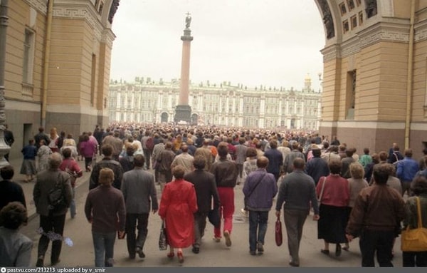 6. Люди идут на митинг против ГКЧП 20 августа 1991 года.
