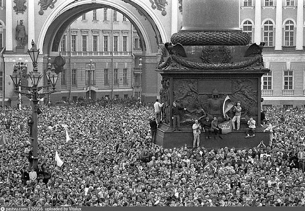 8. Тогда на Дворцовую площадь пришли от 100 до 300 тысяч человек.