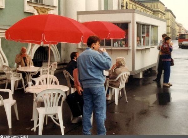 9. Прямо у Зимнего дворца можно было пообедать в красивом уличном кафе.