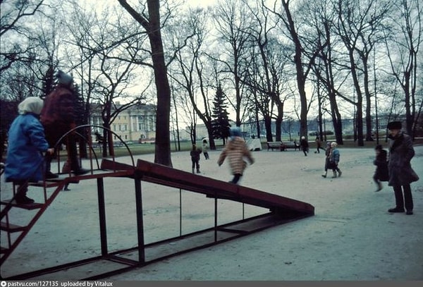 12. Детская площадка в Александровском саду.