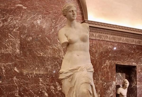 Bu eserde tasvir edilen şey ise Antik Yunan'ın aşk tanrıçası Afrodit.