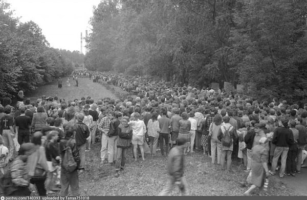19. На Богословском кладбище 19 августа 1990 года.