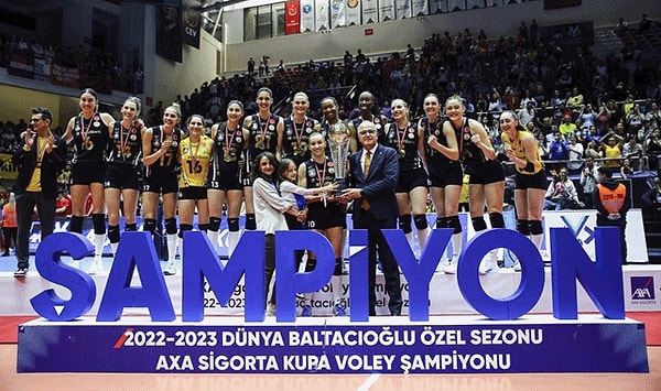 İki maçı kazanan takımın adını finale yazdıracağı playoff serisinde eşitlik olması halinde ikinci maçın bitiminde altın set oynanacak ve altın seti kazanan takım finale yükselecek.