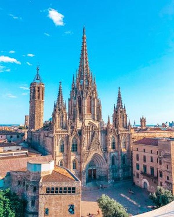 Bu yenilenmeye rağmen, pek çok şehirde olduğu gibi Barselona'da da Orta Çağ şehri yıkılmadı.