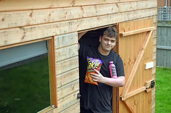 В то время как все остальные подростки просто поедали покупные сладости, 15-летний Каллум решил готовить их сам и начал продавать домашнее печенье