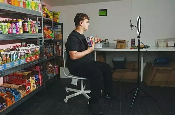 Вскоре Каллуму понадобилось собственное помещение, поэтому он перенес бизнес в сарай в саду за домом его родителей, который он назвал «Хижина»