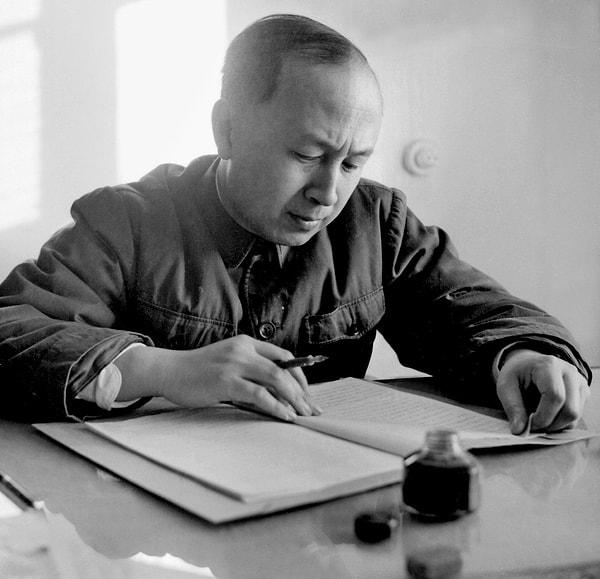 Qian, bir etkinliğe katılması sebebiyle komünist olmakla suçlandı ve önce 5 yıl ev hapsine, ardından sınır dışı edilmeye mahkum edildi.