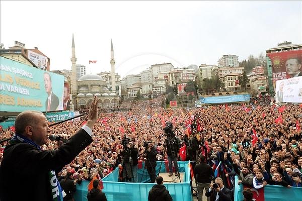 Cumhur İttifakı Cumhurbaşkanı adayı olan Cumhurbaşkanı ve AK Parti Genel Başkanı Recep Tayyip Erdoğan, mitinge şarkı söyleyerek başladı.