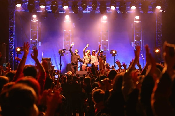 Festivale katılım gösterenler, 29 Nisan gecesi ülkenin en sevilen ünlü rock grubu Duman ile bir araya geldi.