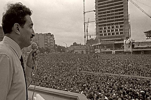 1977 seçimlerinde Bülent Ecevit oy oranını yükseltiyor.
