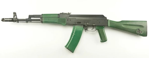 Почему в некоторых частях есть зеленые АК-47