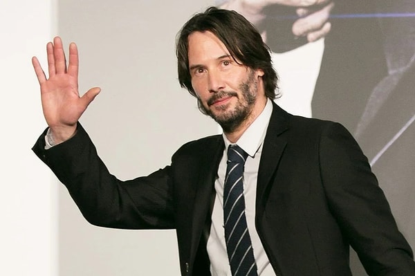 John Wick serisinin yıldızı Reeves'in yanlışlıkla  evine baskın yapan polislere karşı nazik davrandığı aktarıldı.