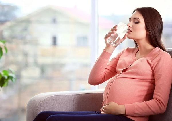 Hamilelik olsa da olmasa da su çok önemli. Ama hamileyken suya ekstra önem vermelisiniz. Hamilelik sırasında su içimi plasenta oluşumuna yardımcı oluyor.