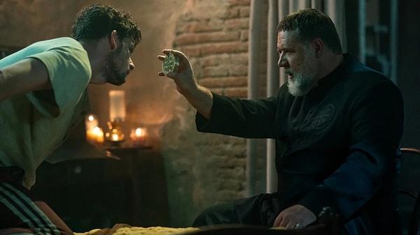 Russell Crowe, filmde Vatikan'ın baş şeytan çıkarıcısı Peder Gabriel Amorth'a hayat veriyor. Filmde Amorth'un küçük bir çocuğa musallat olan şeytanı çıkartmaya çalışılması anlatılırken Vatikan'ın asırlık komplosunun da ortaya çıkması konu alınıyor.