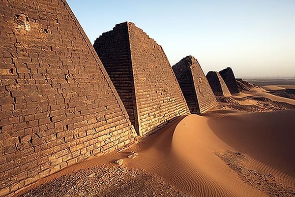 Nubia'daki piramitler, Mısır piramitlerine benzese de birçok farklılık gösterirler. Mısır piramitlerinin aksine, Nubia piramitleri daha küçük, dikdörtgen şekilli ve granit taşından yapılmışlardır.