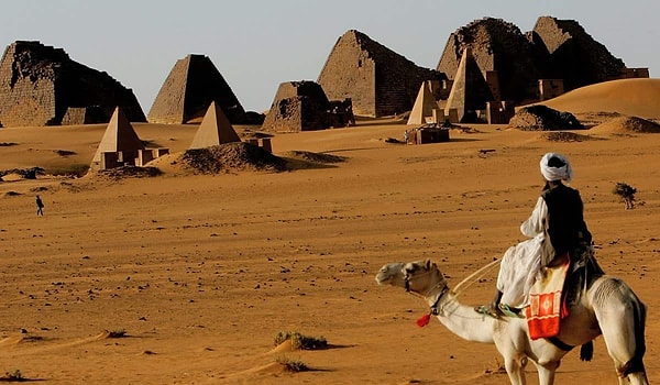 Nubia Piramitleri, UNESCO Dünya Mirası Listesi'nde yer almakta ve Afrika'nın antik dönemlerindeki büyük medeniyetlerinden biri olan Meroe Krallığı'nın varlığını gösterir.