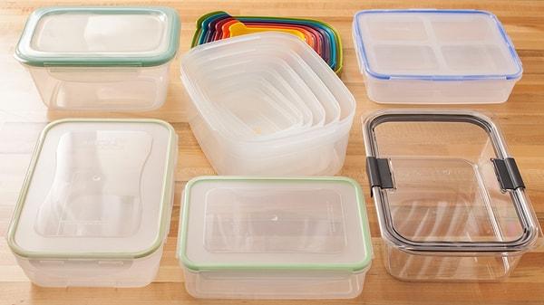 5. Plastikler, bulaşık makinesinden uzak tutmanız gerekenlerin başında geliyor. Plastik yoğurt kapları, dondurma kapları veya diğer kapları bulaşık makinesine asla atmamalısınız.
